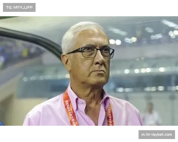 前西甲裁判埃斯特拉达批评曼萨诺判罚，称VAR复核耗时存疑